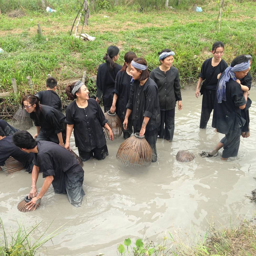 Trải nghiệm trở thành người nông dân đi tát mương bắt cá