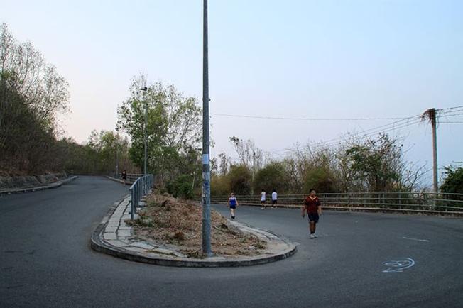 Nhiều người chọn cách chạy bộ, vừa ngắm cảnh vừa tập thể dục để lên đến ngọn hải đăng (Ảnh sưu tầm)