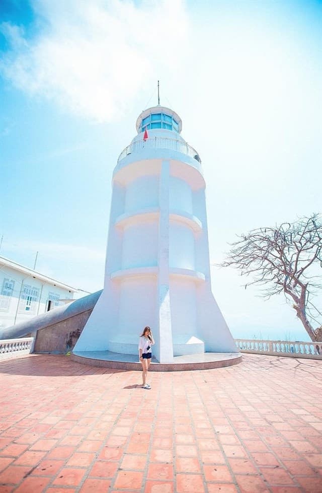 Hình ảnh đẹp khi chụp cùng với ngọn hải đăng (Ảnh sưu tầm)