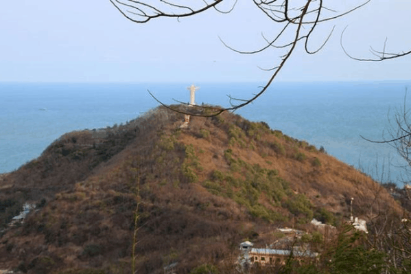Đứng trên ngọn hải đăng có thể trông thấy Tượng Chúa GiêSu KiTô (Ảnh sưu tầm)